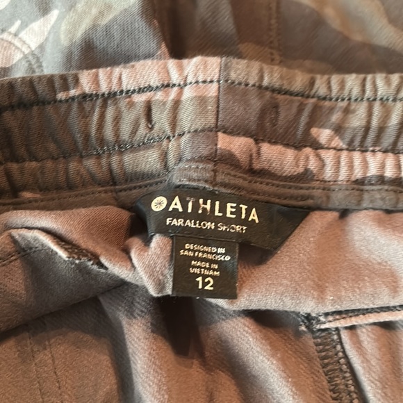 NWOT Athleta Camo Farallon Short, Olive Camo - Picture 9 of 10